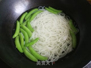 甜豆角烧螺蛳粉的做法步骤：5