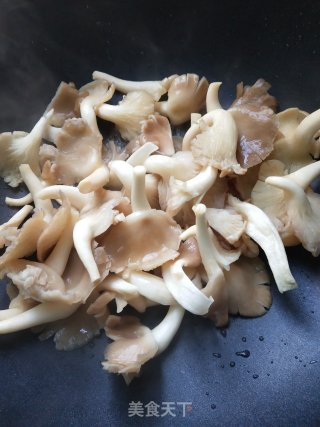 瘦肉炒蘑菇的做法步骤：3