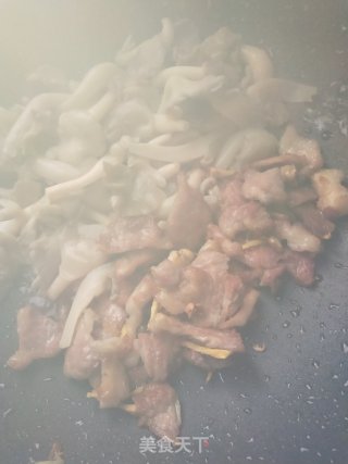 瘦肉炒蘑菇的做法步骤：8