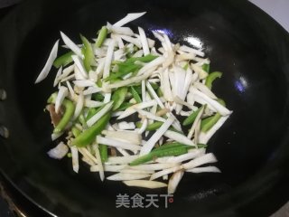 青椒炒杏鲍菇的做法步骤：2
