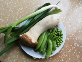 甜豆角炒杏鲍菇的做法步骤：1