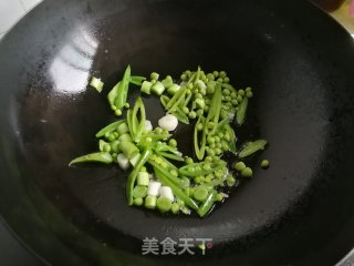 甜豆角炒杏鲍菇的做法步骤：3