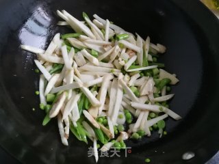 甜豆角炒杏鲍菇的做法步骤：4