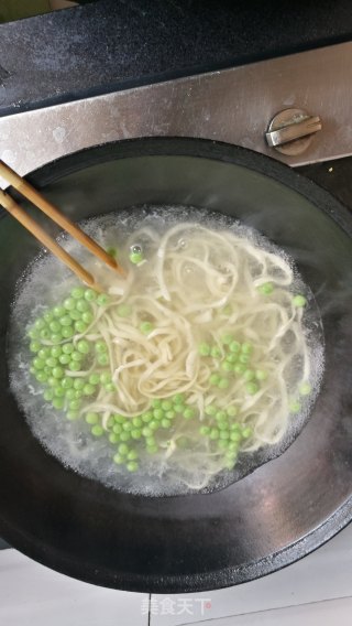 卤煮豆腐干配手擀面的做法步骤：11