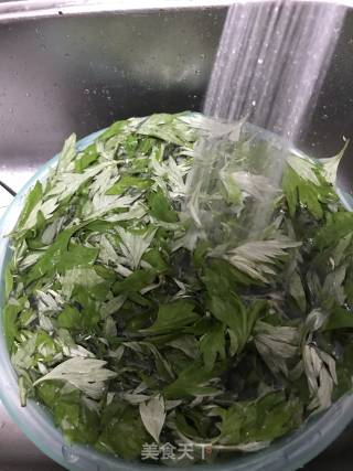 咸蛋黄肉松艾草青团的做法步骤：2