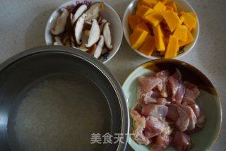 南瓜鸡肉饭的做法步骤：1