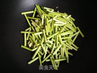 蒜苔滑炒鸡丁的做法步骤：11