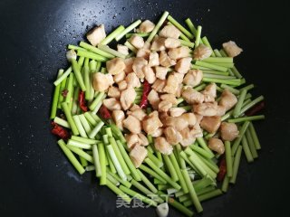 蒜苔滑炒鸡丁的做法步骤：12