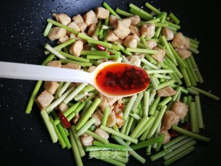 蒜苔滑炒鸡丁的做法步骤：14