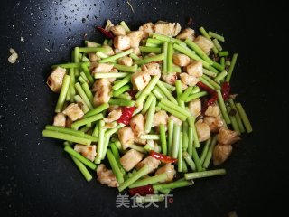 蒜苔滑炒鸡丁的做法步骤：15