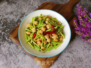 蒜苔滑炒鸡丁的做法步骤：16