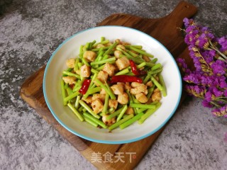 蒜苔滑炒鸡丁的做法步骤：17