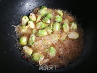 孢子甘蓝炒粉条的做法步骤：8