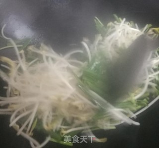 韭菜炒银芽的做法步骤：4