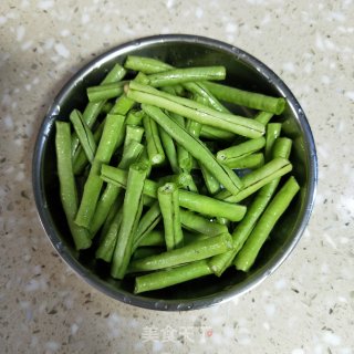 凉拌木耳豆角的做法步骤：1
