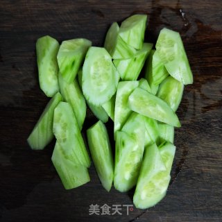 素炒黄瓜的做法步骤：1