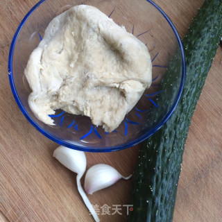 黄瓜片拌面筋的做法步骤：1