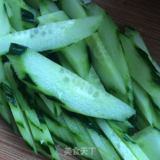 黄瓜片拌面筋的做法步骤：3