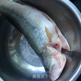 剁椒蒸鲈鱼的做法步骤：1