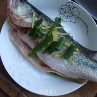剁椒蒸鲈鱼的做法步骤：2