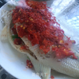 剁椒蒸鲈鱼的做法步骤：6