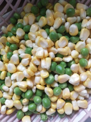 玉米青豌豆炒胡萝卜的做法步骤：1