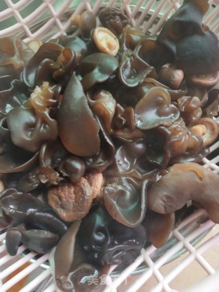 菇太郎木耳炒肉的做法步骤：2