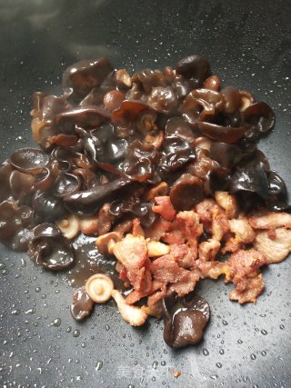 菇太郎木耳炒肉的做法步骤：4