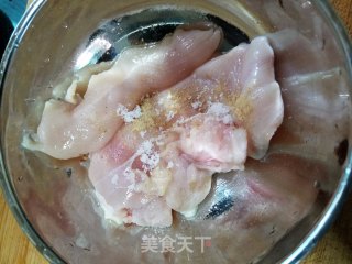 煎鸡胸肉的做法步骤：2
