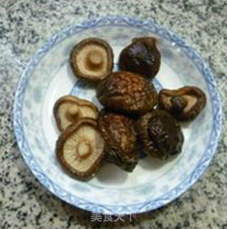 金钱菇虾球炒菜芯的做法步骤：2