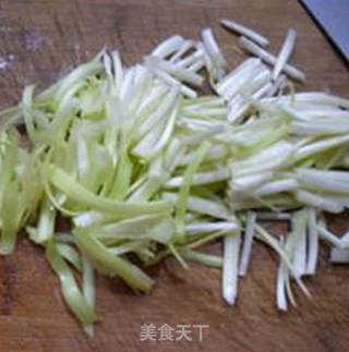 韭菜芽咸肉炒面筋的做法步骤：6