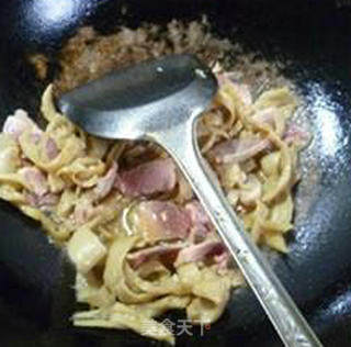韭菜芽咸肉炒面筋的做法步骤：9