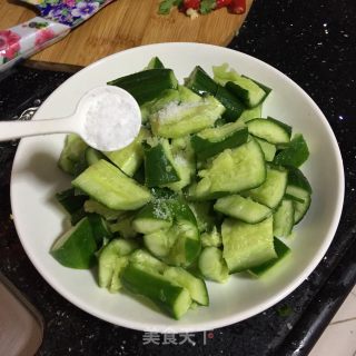 酸辣拍黄瓜的做法步骤：4