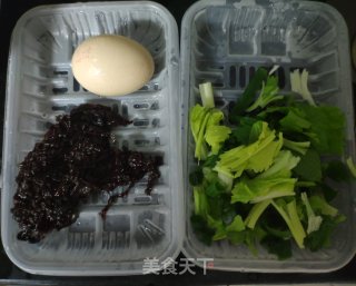 紫菜蛋花丸子汤（几分钟搞定）的做法步骤：1