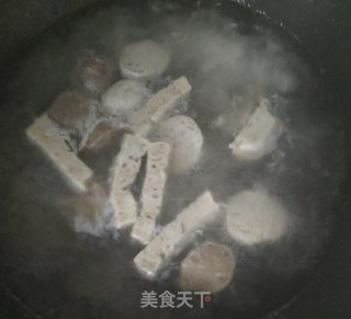 紫菜蛋花丸子汤（几分钟搞定）的做法步骤：2