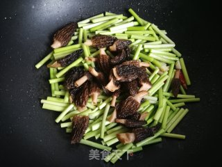 羊肚菌炒蒜苔的做法步骤：5