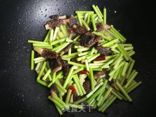 羊肚菌炒蒜苔的做法步骤：8