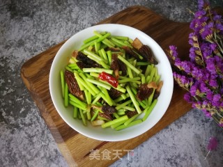 羊肚菌炒蒜苔的做法步骤：9