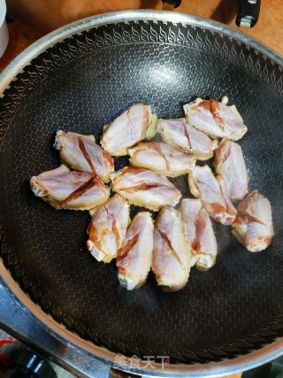 焖鸡翅的做法步骤：1