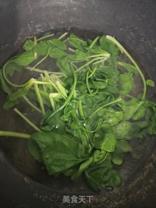 菠菜鸡蛋饼的做法步骤：2