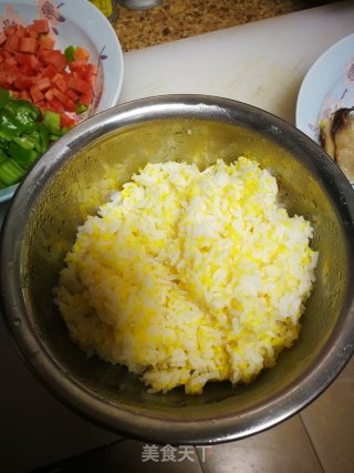 青椒胡萝卜腊肉炒饭的做法步骤：2