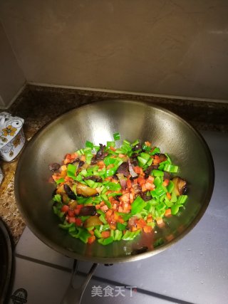 青椒胡萝卜腊肉炒饭的做法步骤：4