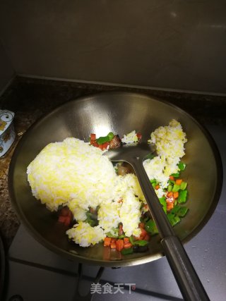青椒胡萝卜腊肉炒饭的做法步骤：5