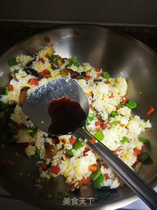 青椒胡萝卜腊肉炒饭的做法步骤：6