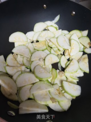 鸡蛋炒西葫芦的做法步骤：4
