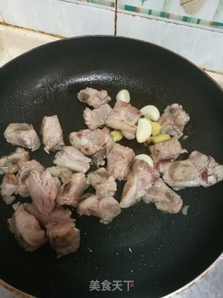 红烧排骨煲的做法步骤：2