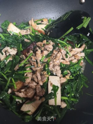 肉丝韭菜炒豆干的做法步骤：7