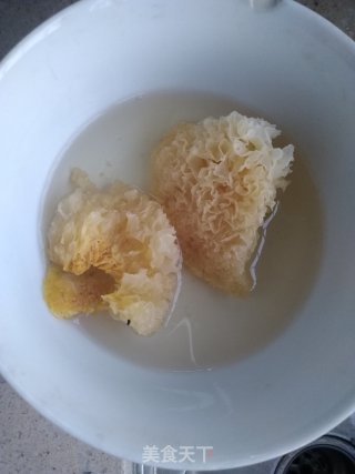 胡萝卜玉米瘦肉银耳汤的做法步骤：1