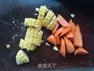 胡萝卜玉米瘦肉银耳汤的做法步骤：3
