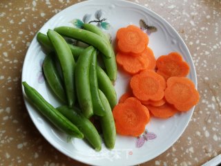 凉拌黑木耳甜豆角的做法步骤：1